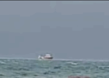 Mbi 800 pasagjerë të bllokuar prej 6 orësh mes dallgëve në tragetin Vlorë–Brindisi