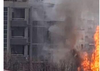 Përfshihet nga flakët shtëpia private, panik në qendër të Elbasanit