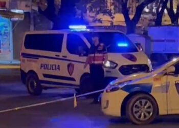 Automjet “Audi” përplas këmbësorin në vijat e bardha në Vlorë