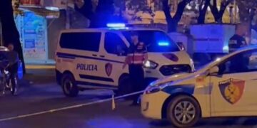 Automjet “Audi” përplas këmbësorin në vijat e bardha në Vlorë