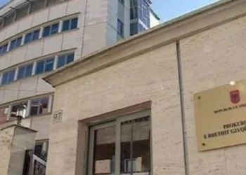 35 mijë dollarë për të kaluar ilegalisht drejt SHBA-ve me dokumente false, Prokuroria e Tiranës dërgon në gjyq 6 persona