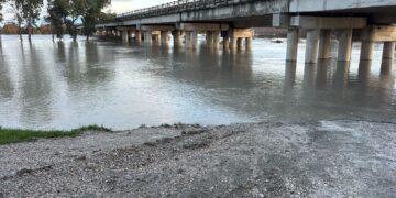 Alarm në Urën e Mifolit! Vjosa del nga shtrati, niveli mund të shkojë deri në 9 metra