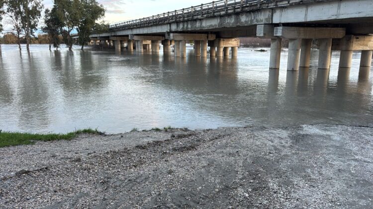 Alarm në Urën e Mifolit! Vjosa del nga shtrati, niveli mund të shkojë deri në 9 metra