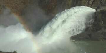 Lumenjtë dalin përsëri nga shtrati, hidrocentrali i Fierzës nis shkarkimet