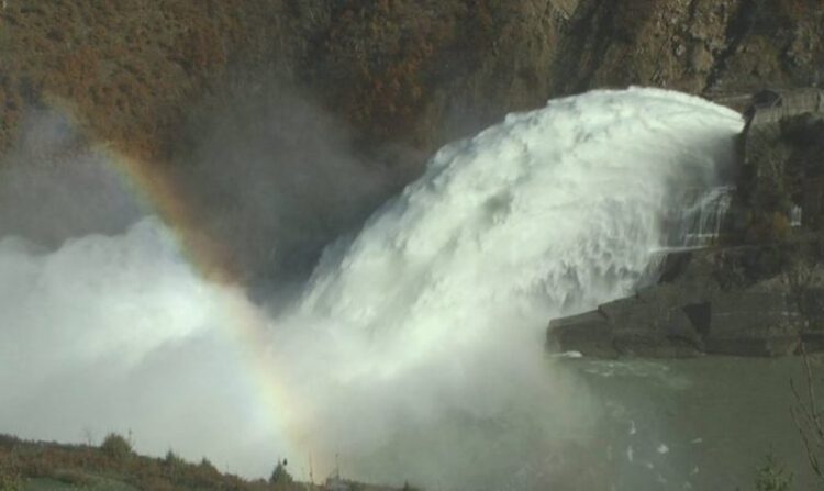 Lumenjtë dalin përsëri nga shtrati, hidrocentrali i Fierzës nis shkarkimet