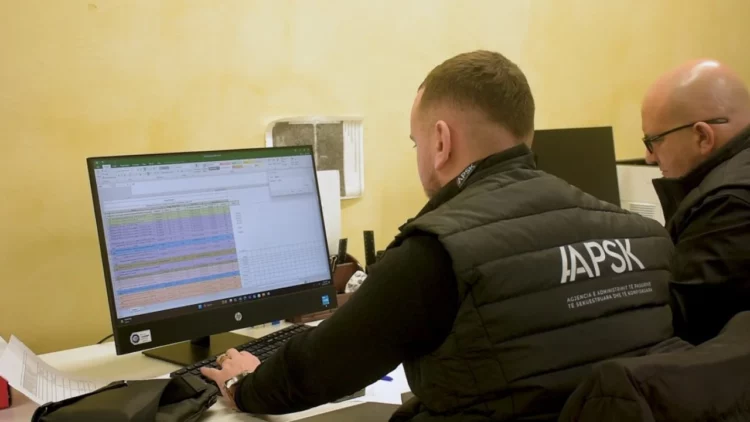 Pronat e kreut spanjoll të një skeme piramidale, mbi 23 hektarë tokë në Dhërmi, makina dhe llogari bankare