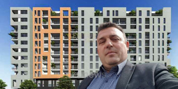 Video skandaloze! Ndërtuesi Andon Pango përleshet me dy gra, të cilat kanë blerë apartamentin por nuk e marrin në dorëzim