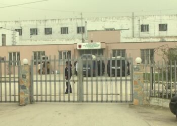 Raporti SHKBB: Të burgosurit korruptojnë drejtuesit për të dalë në takime speciale