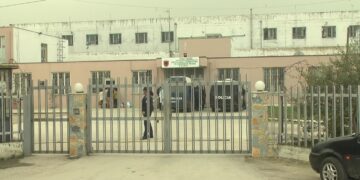 Raporti SHKBB: Të burgosurit korruptojnë drejtuesit për të dalë në takime speciale