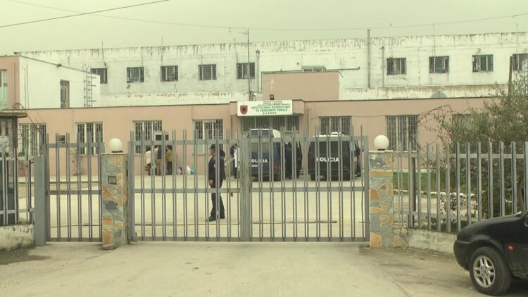 Raporti SHKBB: Të burgosurit korruptojnë drejtuesit për të dalë në takime speciale