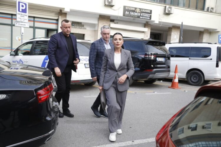 Detaje nga hetimi, një zyrtare e pandehur është intimiduar nga Balluku që të mos dëshmojë kundër saj