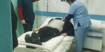 “Më goditën në furgon dhe në komisariat”/ 34-vjeçari nga Berati denoncon dhunë policore pas protestës