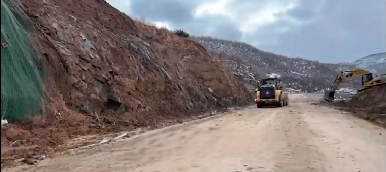 Aksi Qukës–Qafë Plloçë hapet pjesërisht pas 10 ditësh bllokim total