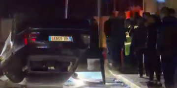 Lezhë / Makina përplaset me shtyllën e ndriçimit rrugor dhe përmbyset