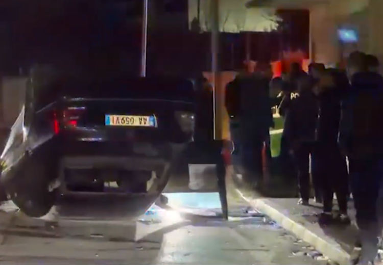 Lezhë / Makina përplaset me shtyllën e ndriçimit rrugor dhe përmbyset