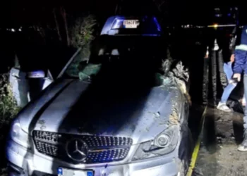 Përplaset me makinat e parkuara dhe përmbyset, aksident i rëndë në Kavajë, plagoset 24-vjeçari