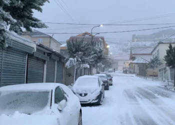 Rikthehen reshjet e borës në qarkun e Dibrës, vështirësohet qarkullimi në Rrugën e Arbrit