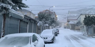 Rikthehen reshjet e borës në qarkun e Dibrës, vështirësohet qarkullimi në Rrugën e Arbrit