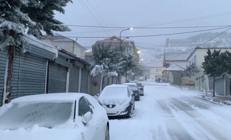 Rikthehen reshjet e borës në qarkun e Dibrës, vështirësohet qarkullimi në Rrugën e Arbrit