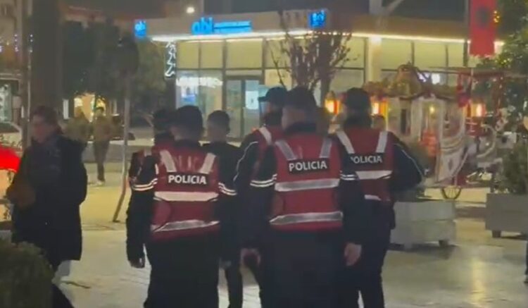 Policia ndalon një person në qendër të Fierit dhe shoqërohet me furgonin e Forcave ‘Shqiponja