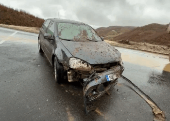 Shembje në rrugën 260 mln euro të Ballukut, gurët godasin makinën në aksin Qukës-Qafë Plloçë