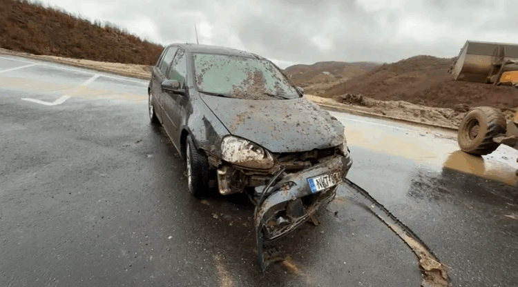 Shembje në rrugën 260 mln euro të Ballukut, gurët godasin makinën në aksin Qukës-Qafë Plloçë