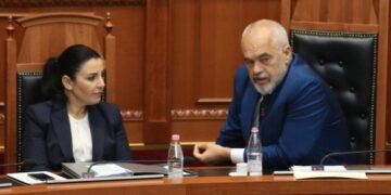 Rama bën mbledhje qeverie tek Pallati i Kongreseve, ja diskutimet që priten
