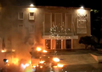 “Policia përdori gaz lotsjellës”/ Gazeta “La Republica”: Mijëra shqiptarë në demonstratë pas akuzave për korrupsion ndaj zv/kryeministres Balluku