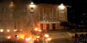 “Policia përdori gaz lotsjellës”/ Gazeta “La Republica”: Mijëra shqiptarë në demonstratë pas akuzave për korrupsion ndaj zv/kryeministres Balluku