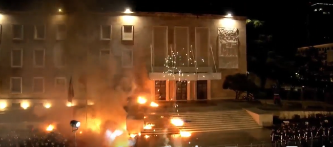 “Policia përdori gaz lotsjellës”/ Gazeta “La Republica”: Mijëra shqiptarë në demonstratë pas akuzave për korrupsion ndaj zv/kryeministres Balluku