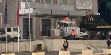 Para protestës së 24 janarit, barriera metalike blindojnë Kryeministrinë