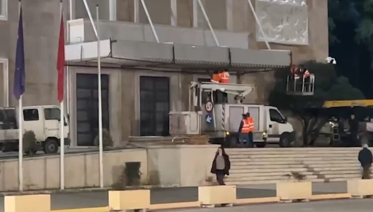 Para protestës së 24 janarit, barriera metalike blindojnë Kryeministrinë