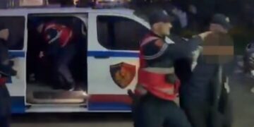 Mbi motor me armë në dorë në shëtitoren e Durrësit, policia: Shmangëm atentatin