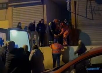 Moment frike, mësuesi bie nga pallati dhe përfundon në tarracën e katit të dytë