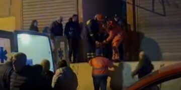 Moment frike, mësuesi bie nga pallati dhe përfundon në tarracën e katit të dytë