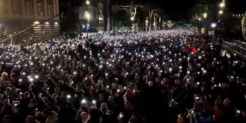 “Lukuni e verbër”, Rama ofendon protestuesit: Mercenarë të rekrutuar me lekë…ngjajnë si jashtëderdhja në rrugë