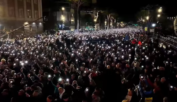 “Lukuni e verbër”, Rama ofendon protestuesit: Mercenarë të rekrutuar me lekë…ngjajnë si jashtëderdhja në rrugë