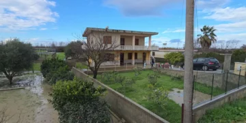 Fier, lumi Seman çan argjinaturën, uji vërshon drejt tokave bujqësore të banorëve të zonës