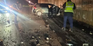 Aksident i rëndë në aksin Gjirokastër-Tepelenë, makinat përplasen “kokë më kokë”, humbin jetën tragjikisht tre të rinj