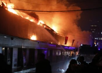 Zjarri ‘përpin’ magazinat e tregut tek “5 Maji”, digjen të gjitha dyqanet. ja çfarë dyshohet