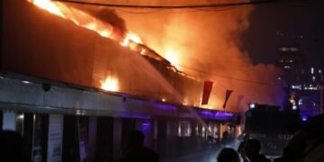 Zjarri ‘përpin’ magazinat e tregut tek “5 Maji”, digjen të gjitha dyqanet. ja çfarë dyshohet