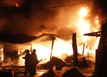 Situata alarmante/ Flakët përfshijnë magazinat tek tregu i rrobave në Tiranë, zgjerohet perimetri i flakëve