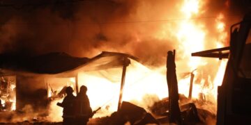 Situata alarmante/ Flakët përfshijnë magazinat tek tregu i rrobave në Tiranë, zgjerohet perimetri i flakëve