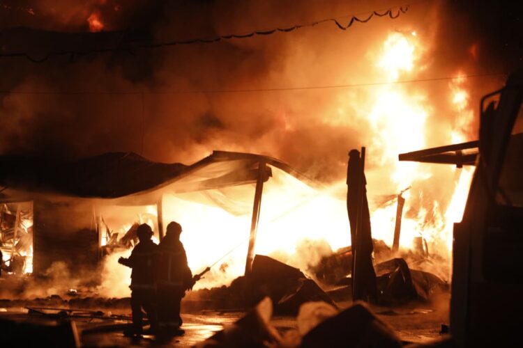 Situata alarmante/ Flakët përfshijnë magazinat tek tregu i rrobave në Tiranë, zgjerohet perimetri i flakëve