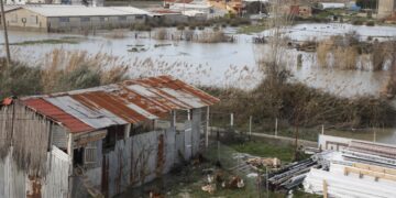 Shtëpi, toka dhe rrugë nën ujë/ Mbrojtja Civile: Situatë e rënduar nga Shkodra tek Durrësi, Berati dhe Gjirokastra