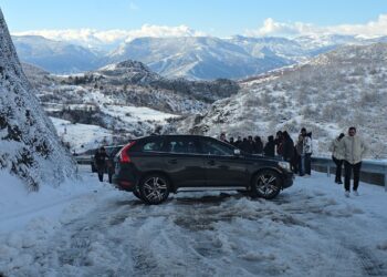 Qindra turistë të bllokuar në aksin Librazhd-Bulqizë, Autoriteti Rrugor dhe Policia në heshtje