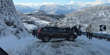 Qindra turistë të bllokuar në aksin Librazhd-Bulqizë, Autoriteti Rrugor dhe Policia në heshtje