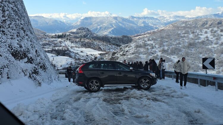 Qindra turistë të bllokuar në aksin Librazhd-Bulqizë, Autoriteti Rrugor dhe Policia në heshtje