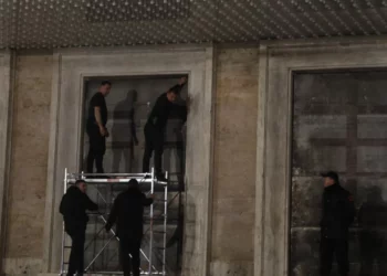 Opozita e ndarë/ ‘Shqipëria Bëhet’ njofton protestën, Garda nis blindimin e dyerve të Kryeministrisë