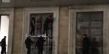 Opozita e ndarë/ ‘Shqipëria Bëhet’ njofton protestën, Garda nis blindimin e dyerve të Kryeministrisë